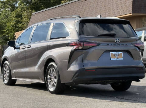 2021 Toyota Sienna LE 8-Passenger