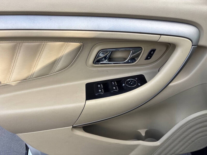 2013 Ford Taurus SE