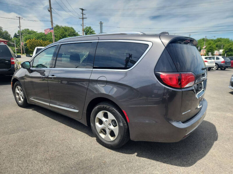 2017 Chrysler Pacifica Touring-L Plus