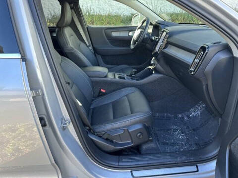 2025 Volvo XC40 B5 Core Bright Theme