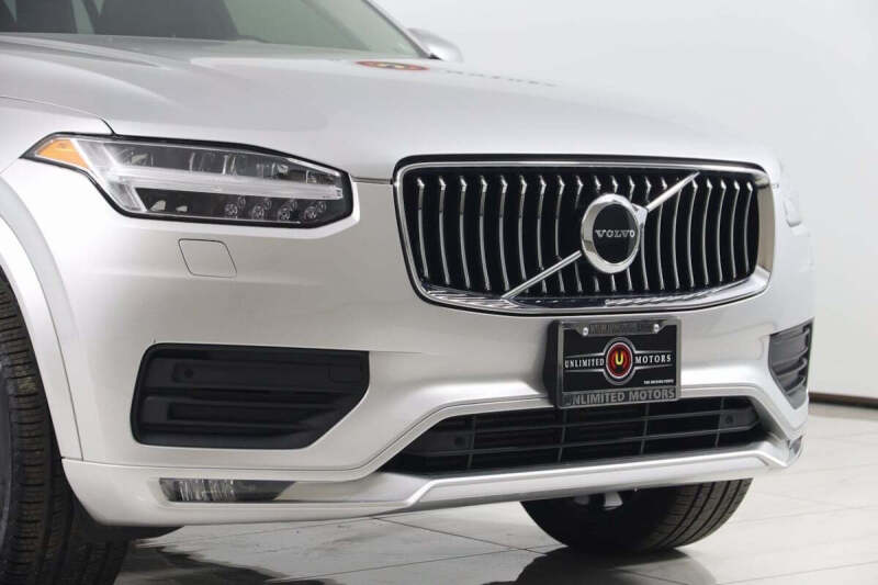 2022 Volvo XC90 T6 Momentum 7-Passenger