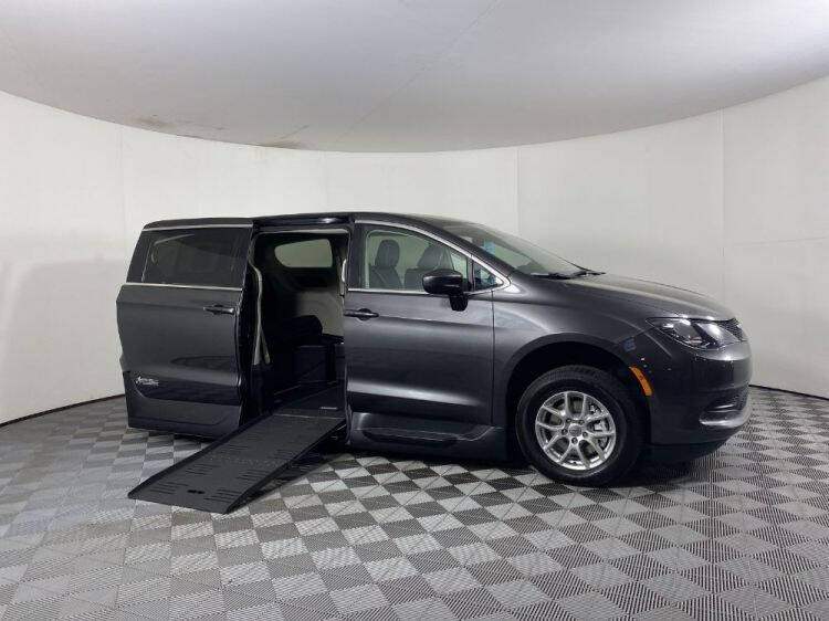 2022 Chrysler Voyager LX