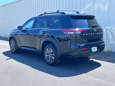 2022 Nissan Pathfinder SV