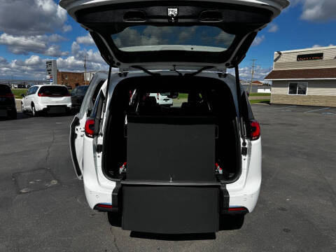 2025 Chrysler Pacifica Select
