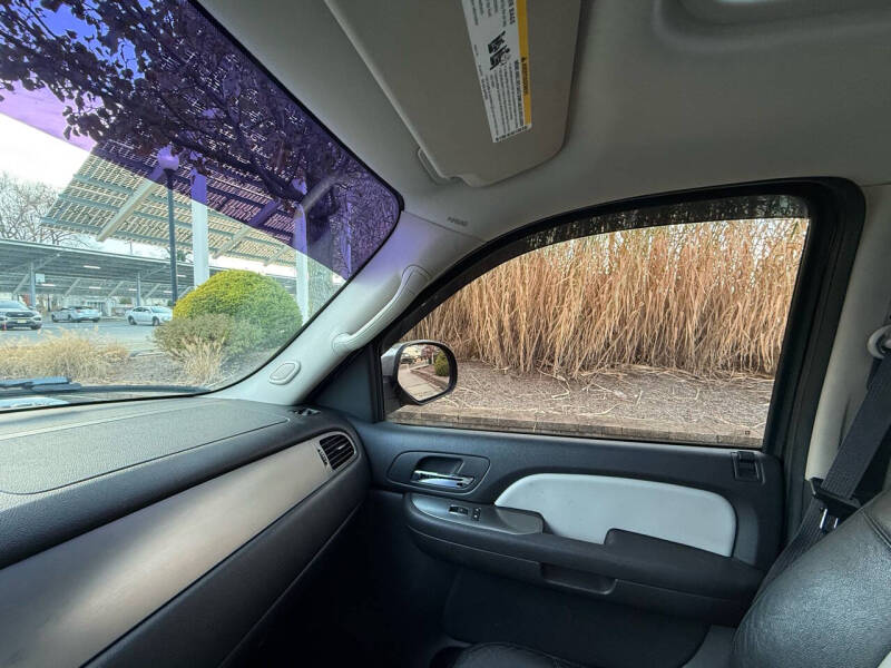 2007 Chevrolet Suburban null photo 17