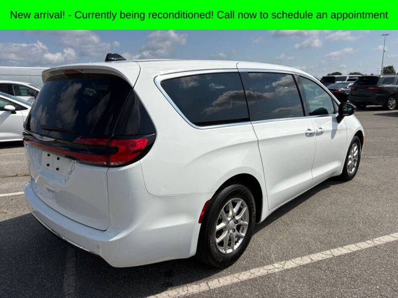 2025 Chrysler Pacifica Select