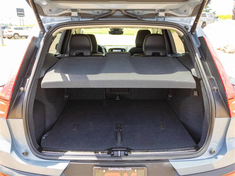 2023 Volvo XC40 B5 Plus Bright Theme