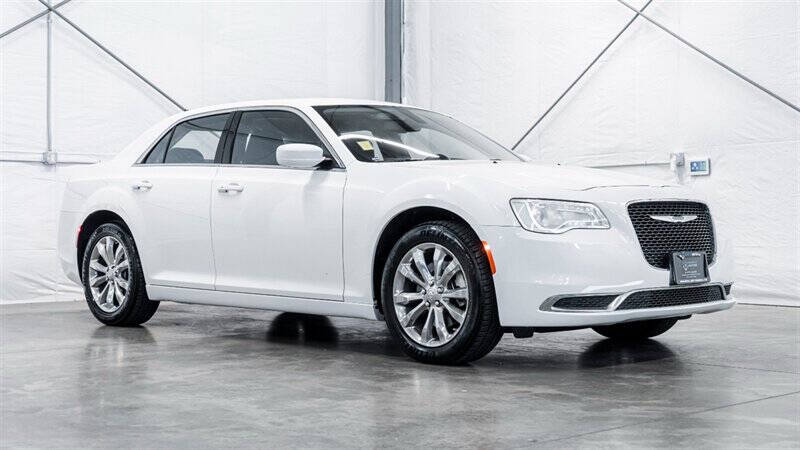 2022 Chrysler 300 Touring's photo