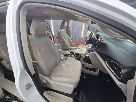 2017 Chrysler Pacifica Touring-L