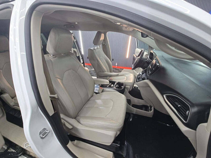 2017 Chrysler Pacifica Touring-L