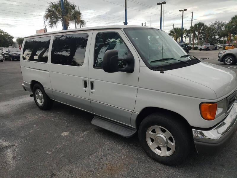 2005 Ford E-Series E-150 Chateau