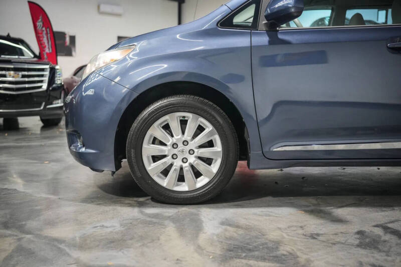 2013 Toyota Sienna LE 7-Passenger