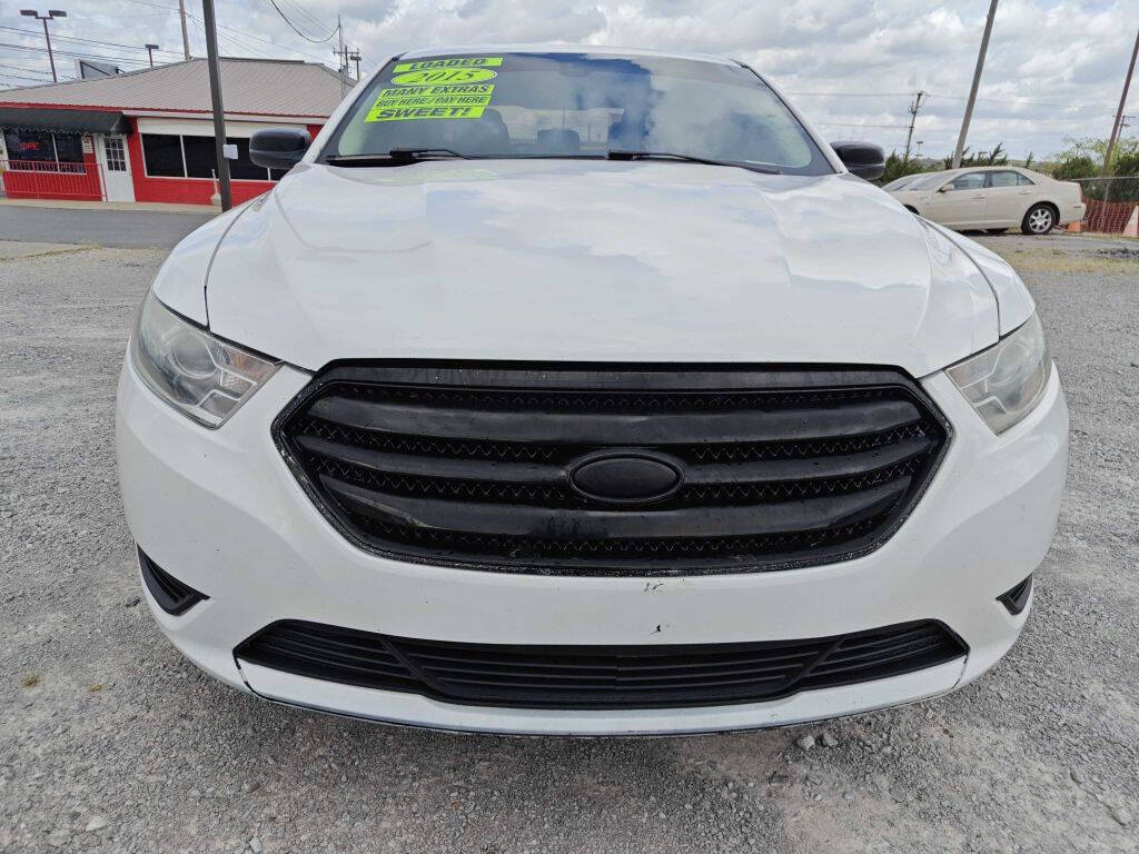 White 2015 Ford Taurus SE 1
