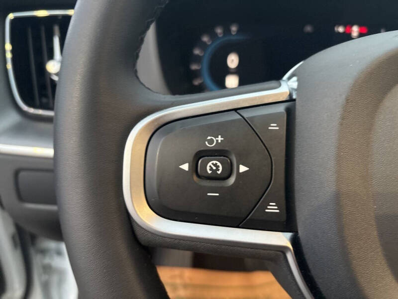 2025 Volvo XC60 B5 Core Dark Theme