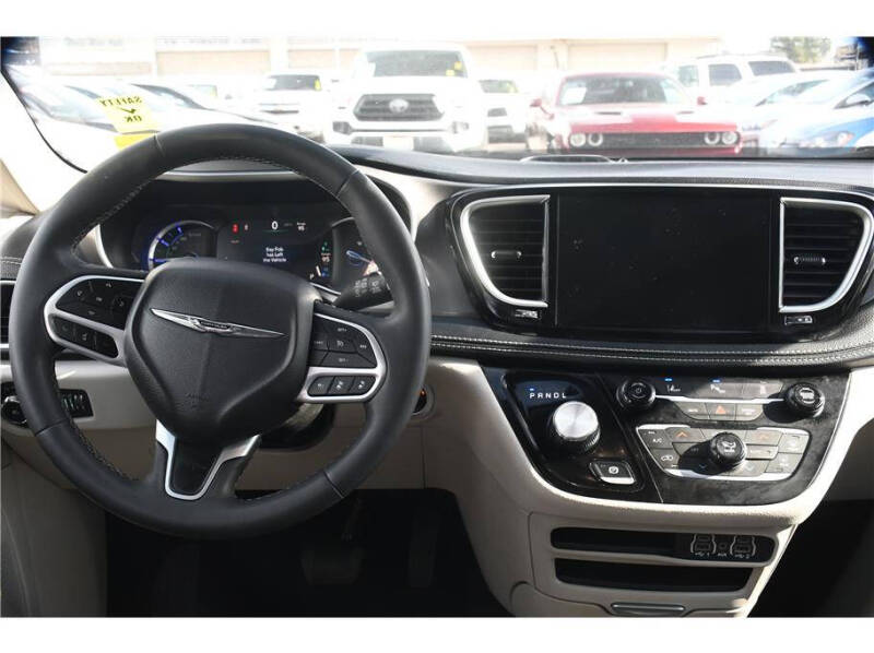 2024 Chrysler Pacifica Plug-In Hybrid Select