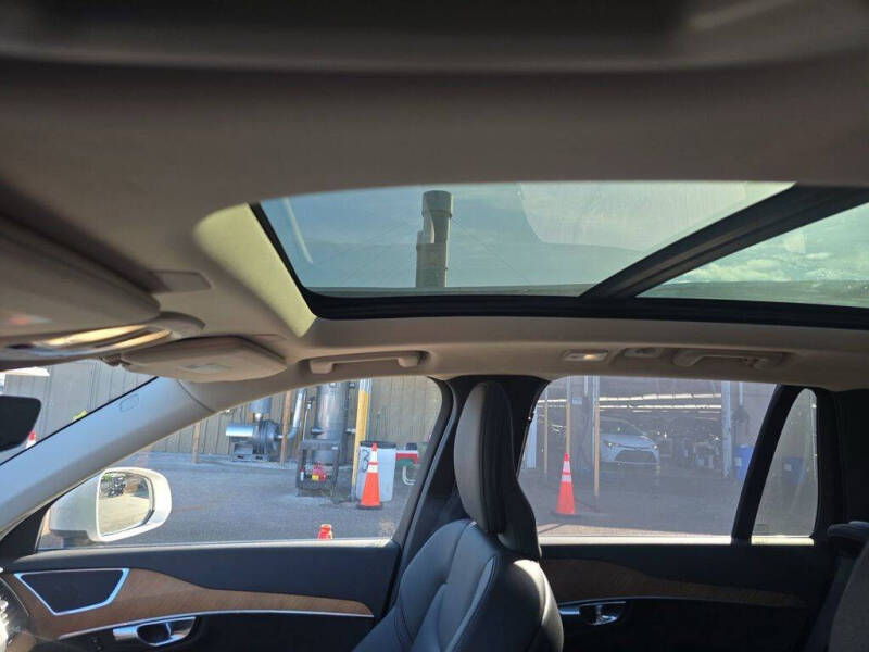 2025 Volvo XC90 B6 Plus Bright Theme 7P