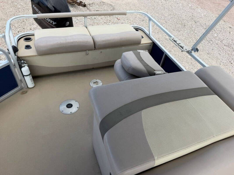 2014 Tracker MARINE FISHIN BARGE