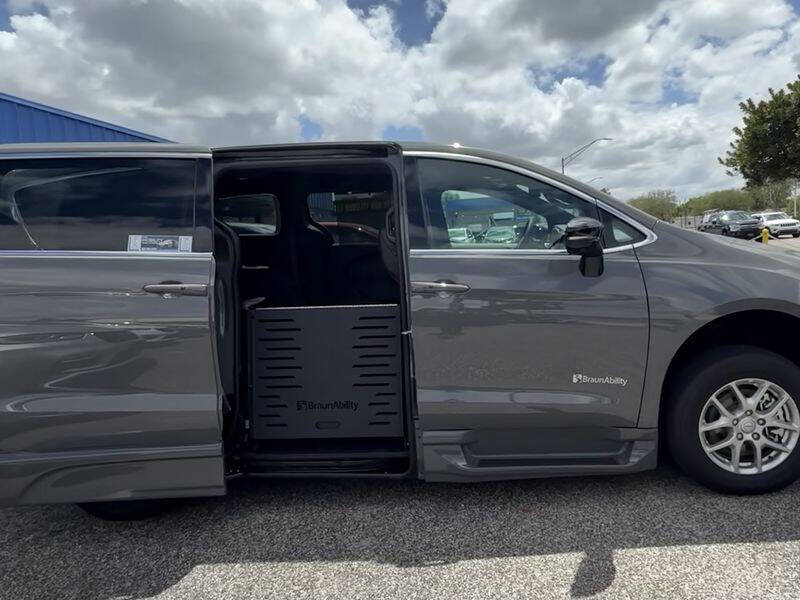 2025 Chrysler Pacifica Select