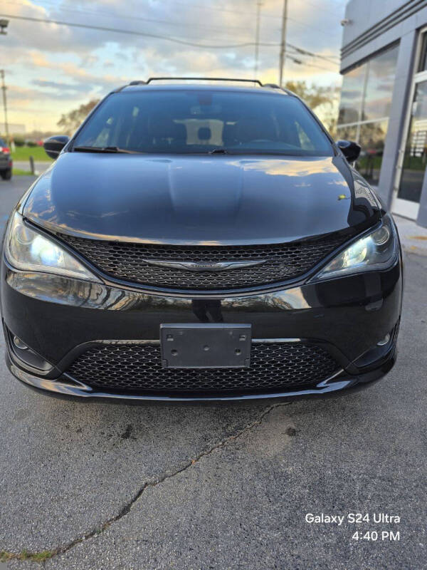 2020 Chrysler Pacifica Touring L photo 5