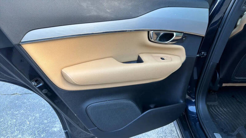 2016 Volvo XC90 T6 Momentum