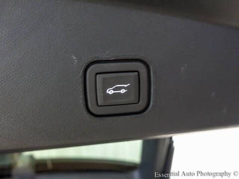 2025 Cadillac LYRIQ Luxury 2