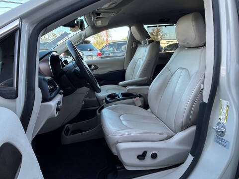 2017 Chrysler Pacifica Touring-L Plus