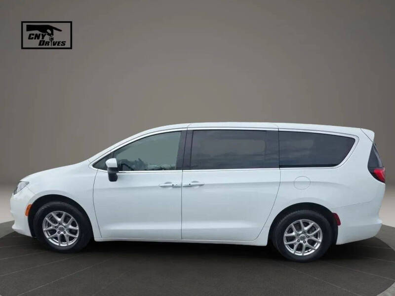 2022 Chrysler Voyager LX