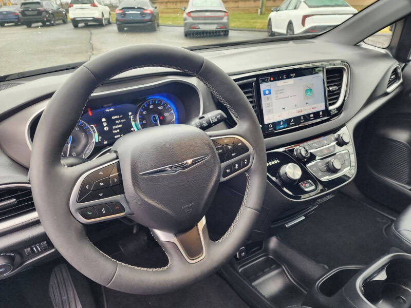 2025 Chrysler Pacifica Select