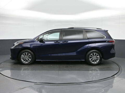 2022 Toyota Sienna LE 8-Passenger
