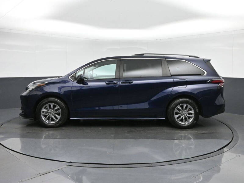 2022 Toyota Sienna LE 8-Passenger