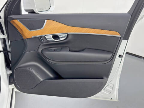 2024 Volvo XC90 Recharge T8 Core Bright Theme