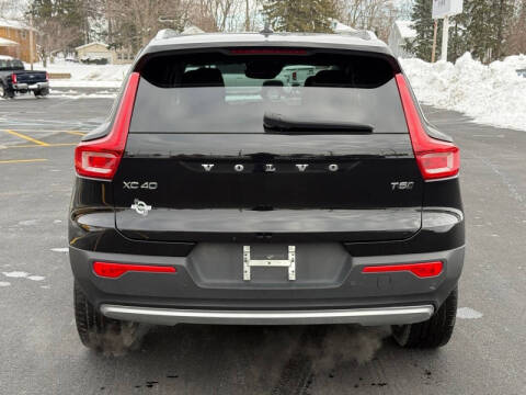 2022 Volvo XC40 T5 Momentum