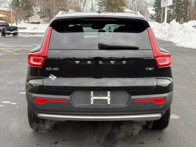 2022 Volvo XC40 T5 Momentum