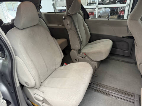 2011 Toyota Sienna LE 7-Passenger Auto Access Seat