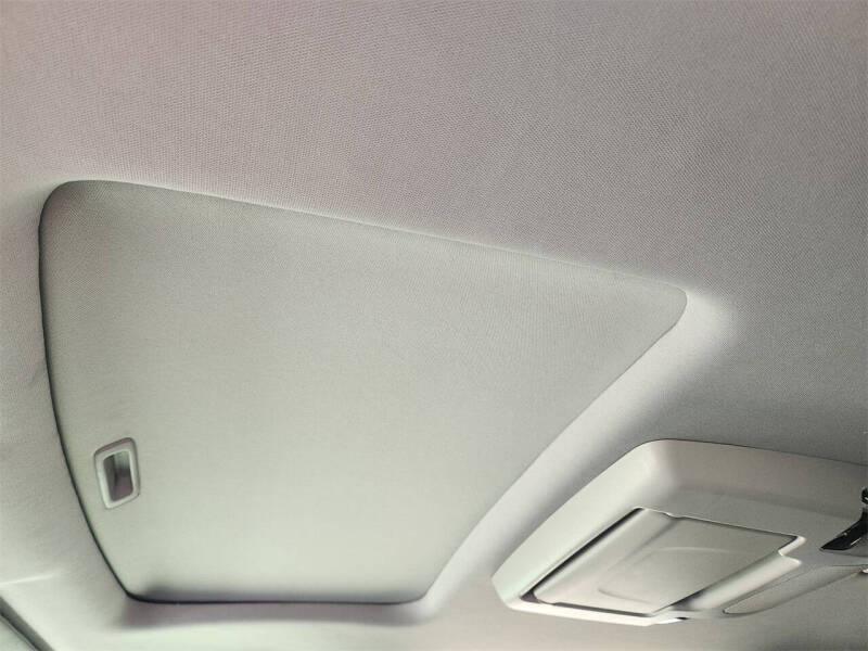 2021 Honda Pilot Touring w/Rear Captain's Chairs