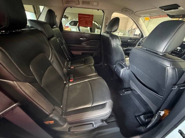 2022 Nissan Pathfinder SL