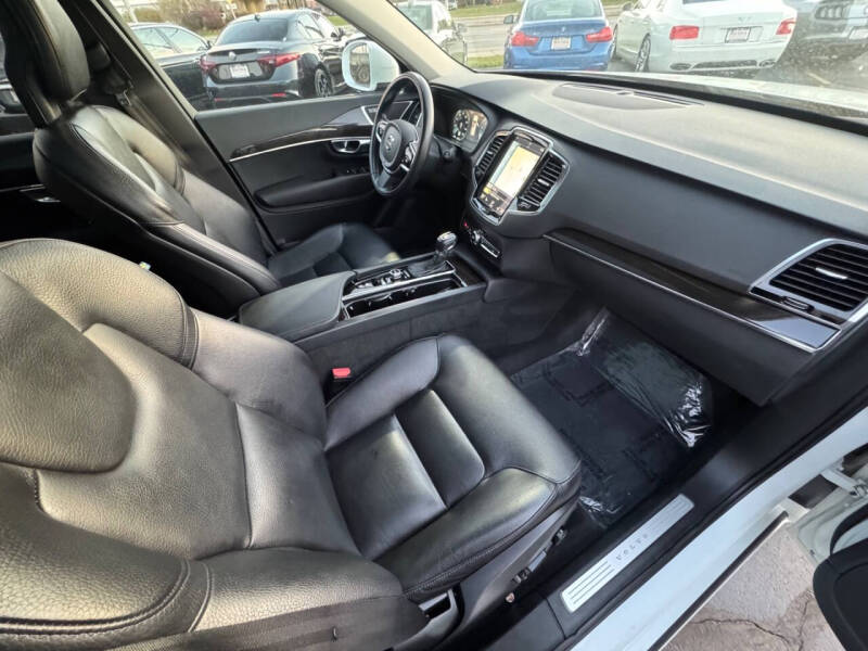 2017 Volvo XC90 T6 Momentum