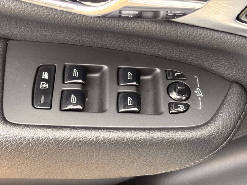 2016 Volvo XC90 T6 Momentum