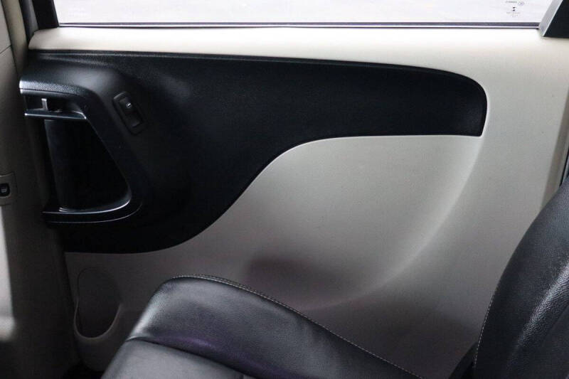 2013 Chrysler Town and Country Touring