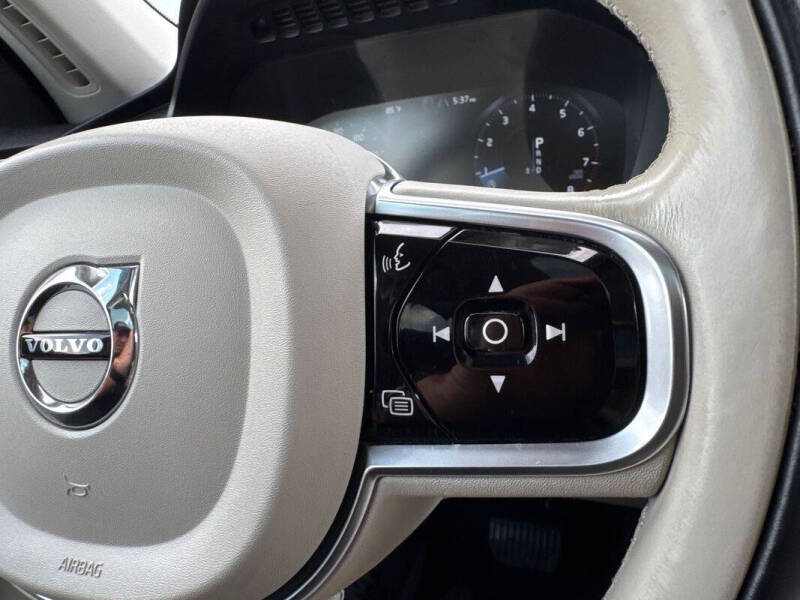 2016 Volvo XC90 T5 Momentum