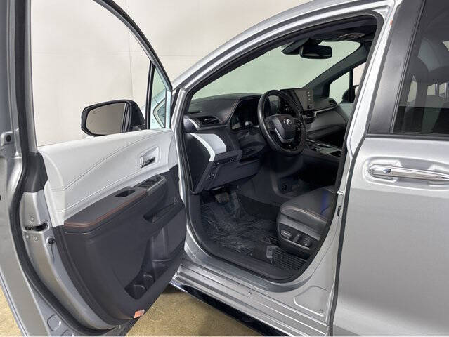 Used 2022 Toyota Sienna XSE with VIN 5TDXRKEC3NS077565 for sale in Madison, WI