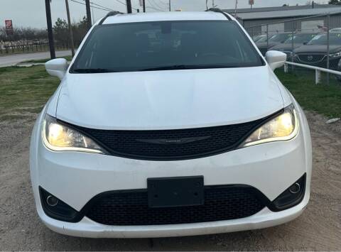2020 Chrysler Pacifica for sale at Jump and Drive LLC in Humble TX