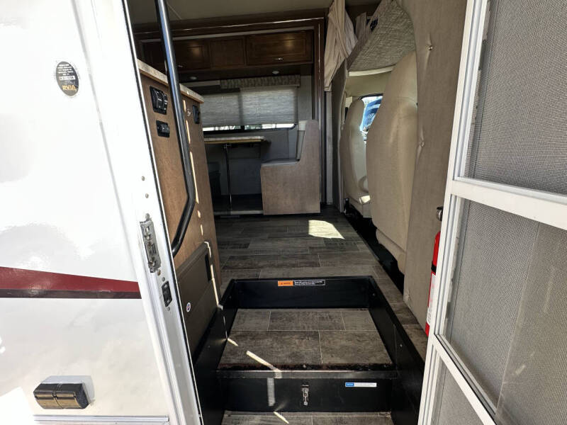 2019 Winnebago Outlook