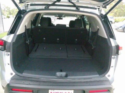 2025 Nissan Pathfinder SV