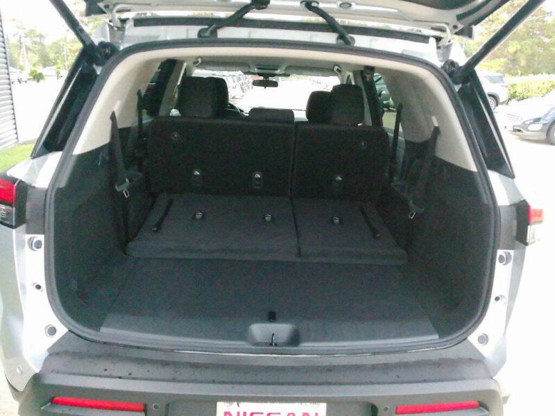 2025 Nissan Pathfinder SV