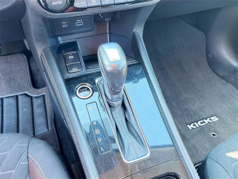 2021 Nissan Kicks SR