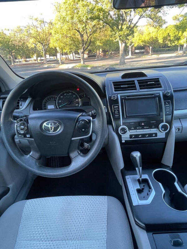 2012 Toyota Camry L photo 12