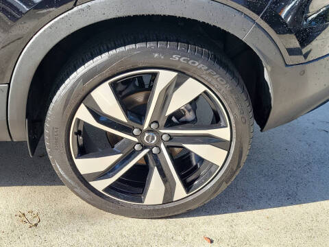 2024 Volvo XC40 B5 Plus Dark Theme