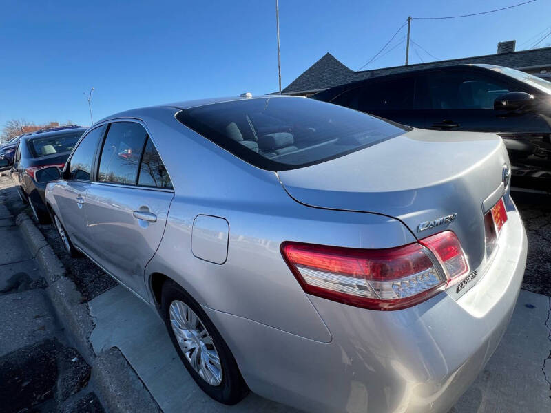 2010 Toyota Camry LE photo 5