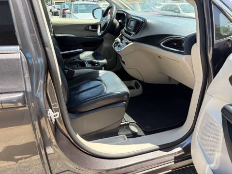 2017 Chrysler Pacifica Touring-L